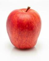 rouge Pomme isolé. réaliste rouge Pomme sur une blanc Contexte. photo