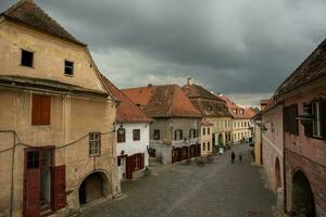 médiéval rue avec historique bâtiments dans le cœur de Roumanie. Sibiu le est européen citadelle ville. Voyage dans L'Europe  photo