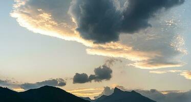 magnifique vue de ciel avec des nuages à lever du soleil. partiellement nuageux. coloré le coucher du soleil. Naturel ciel Contexte texture, magnifique couleur. photo