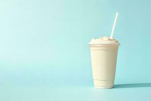 vanille Milk-shake dans Plastique à emporter tasse isolé sur pastel Contexte avec copie espace. ai généré photo