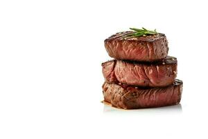 du boeuf steak moyen grillé isolé sur blanc Contexte avec copie espace. ai généré photo