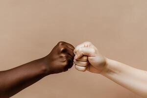 proche en haut de une poing bosse isolé sur beige arrière-plan, mains et travail en équipe, soutien ou collaboration pour équipe bâtiment, solidarité ou unité, main connexion, Partenariat ou salutation. ai généré photo