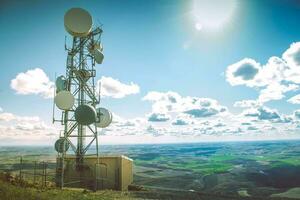 cellulaire la tour sur une colline photo