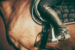 le jambe de le cheval cavalier dans le étrier photo