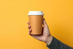 génératif ai illustration de papier café tasse dans une main, isolé Jaune Contexte photo