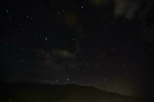 soir nuit ciel avec millions étoile sur le montagne.résumé étoile Contexte. photo