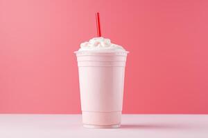 fraise Milk-shake dans Plastique à emporter tasse isolé sur rose Contexte. ai généré photo