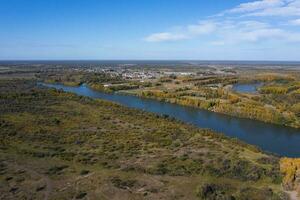 Rio nègre paysage dans patagonie, qui passe par le ville de général conèse, Argentine. photo