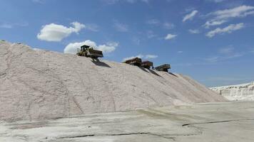 salé lagune préparé à extrait brut sel, exploitation minière industrie dans Argentine photo