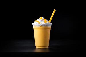 mangue smoothie Milk-shake dans Plastique à emporter tasse isolé sur foncé Contexte. ai généré photo