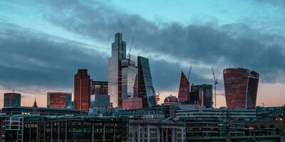 Londres grattes ciels à le coucher du soleil. photo