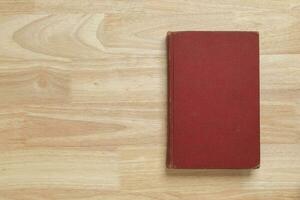 rouge relié livre sur en bois table pour maquette Vide modèle photo