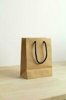 marron papier achats sac sur en bois table photo