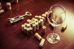 un tire-bouchon, du vin verre, et du vin bouchons sur en bois table Contexte photo