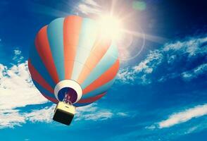 chaud air ballon sur le ciel photo