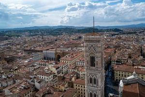une vue sur Florence depuis le toit de santa maria del fiore photo