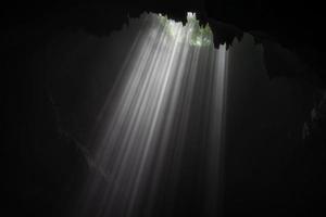grotte illuminée à goa jomblang visite près de yogyakarta en indonésie photo
