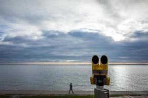 Télescope jaune à la plage sud de Wilhelmshaven en Allemagne