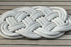 tressé corde tapis sur bateau plate-forme photo