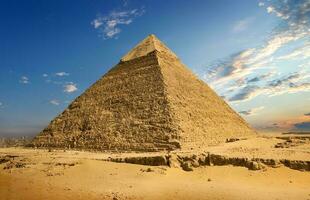 paysage avec pyramide photo