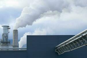 industriel plante avec cheminée fumeur photo
