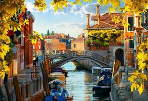 bateaux à moteur dans Venise l'automne photo