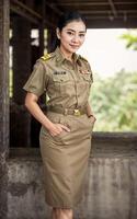 photo de milieu vieilli asiatique femme dans thaïlandais prof uniforme, génératif ai