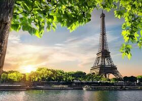 le coucher du soleil plus de Eiffel la tour photo