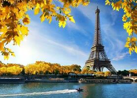 Seine et Eiffel la tour dans l'automne photo