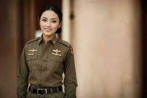 photo de asiatique femme dans thaïlandais police officier uniforme, génératif ai
