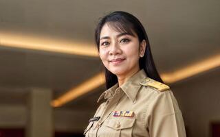 photo de milieu vieilli asiatique femme dans thaïlandais prof uniforme, génératif ai