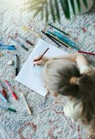 enfant fille dessin avec coloré des crayons photo