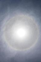 halo de soleil dans le ciel photo