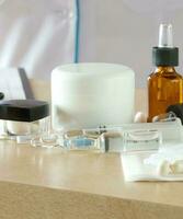 cosmétique des médicaments sur une table de une dermatologue photo