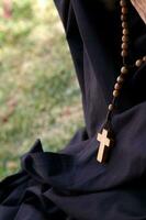 un anglican chapelet sur une noir en tissu photo