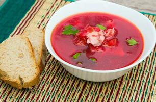 une assiette de russe rouge soupe - bortsch photo