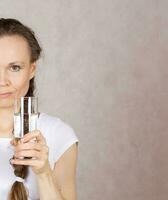 Jeune Dame a une verre de l'eau photo