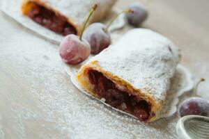 traditionnel roumain et moldave dessert avec acide cerises - inverti photo