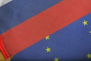 métallique net sur deux drapeaux -UE et Russie photo