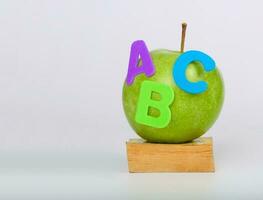 Pomme et petit livre. fermer photo