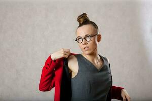 Jeune caucasien Dame habillé dans une gris robe. photo