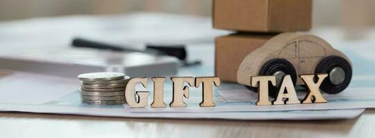 mot cadeau impôt composé de en bois des lettres. photo