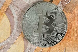 bitcoin sur billets de banque de 50 euros. photo