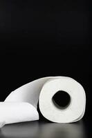 rouleau de toilette papier sur une noir surface. photo