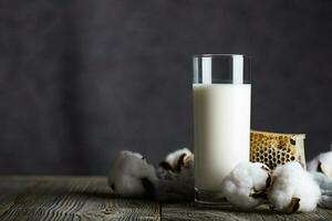 verre de beurre Lait et coton plante capsules. nid d'abeille dans le Contexte photo