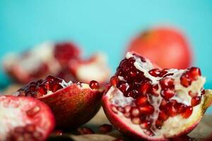 Grenade fruit sur une cyan en bois surface. photo