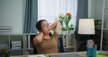 fatigué Jeune asiatique femme travail avec une portable sur une bureau photo