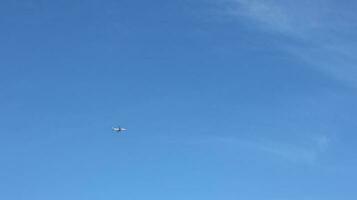 avion avec une bleu ciel Contexte photo