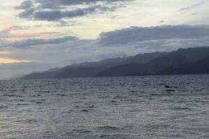 tropical mer paysage avec montagnes photo