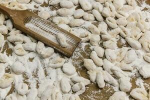 Fait main Gnocchi sur le tableau. photo